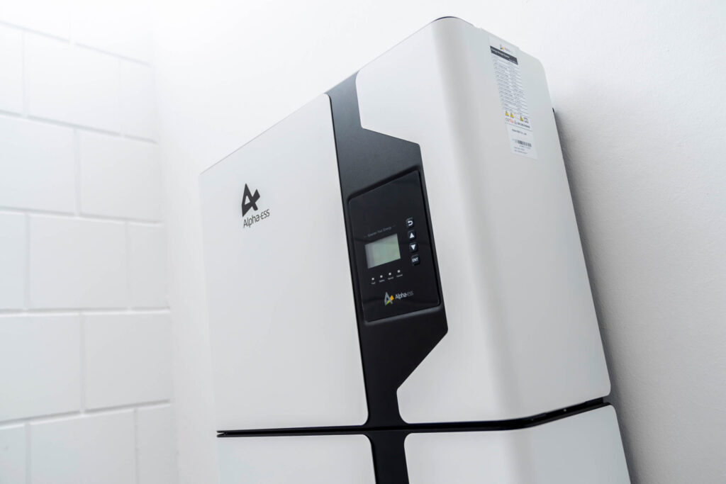 Grip op jouw energiekosten: waarom een zakelijke batterij de slimme keuze is